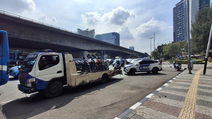 Truk Langgar Jadwal, Tabrak Kendaraan di Slipi