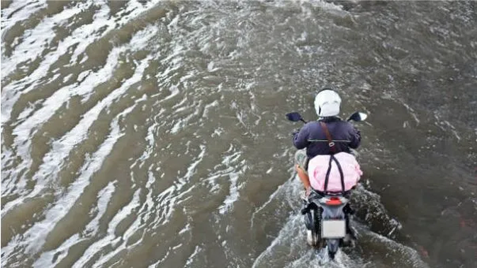 Motor Lewati Banjir, Apa Saja Risikonya?
