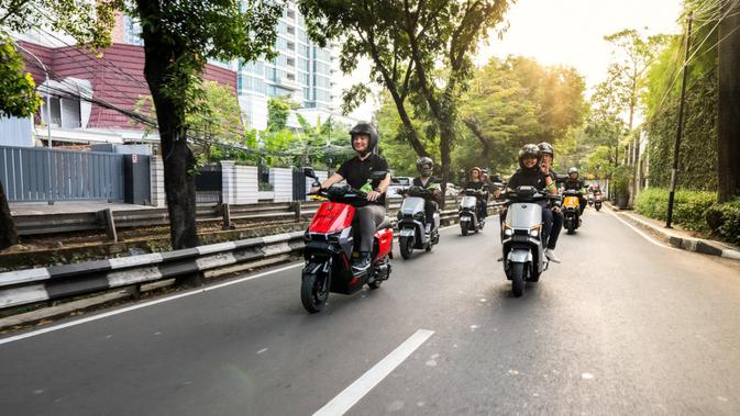 Tips Aman dan Nyaman Liburan Nataru Menggunakan Motor Listrik