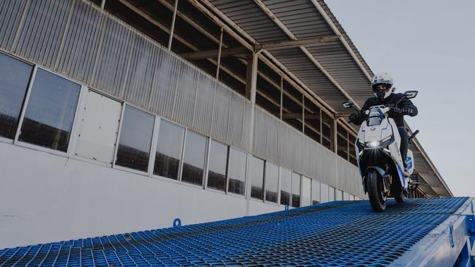 Stareer 5 Lit dengan Traction Control dan Jarak Tempuh Hingga 130 KM