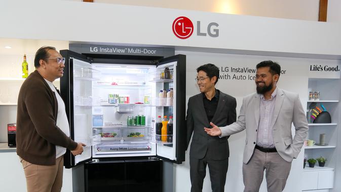 Fitur Kulkas InstaView Multi-Door untuk Es Batu Otomatis dan Kendali Jarak Jauh