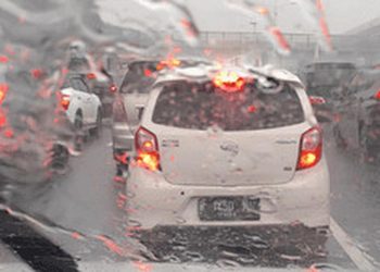Cegah Tabrakan Beruntun dengan Memahami Jarak Aman Mobil Saat Hujan