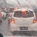 Cegah Tabrakan Beruntun dengan Memahami Jarak Aman Mobil Saat Hujan
